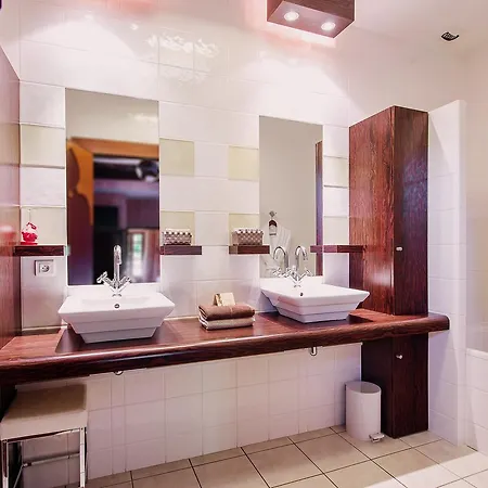 Au Logis Des Remparts Hotel 3*